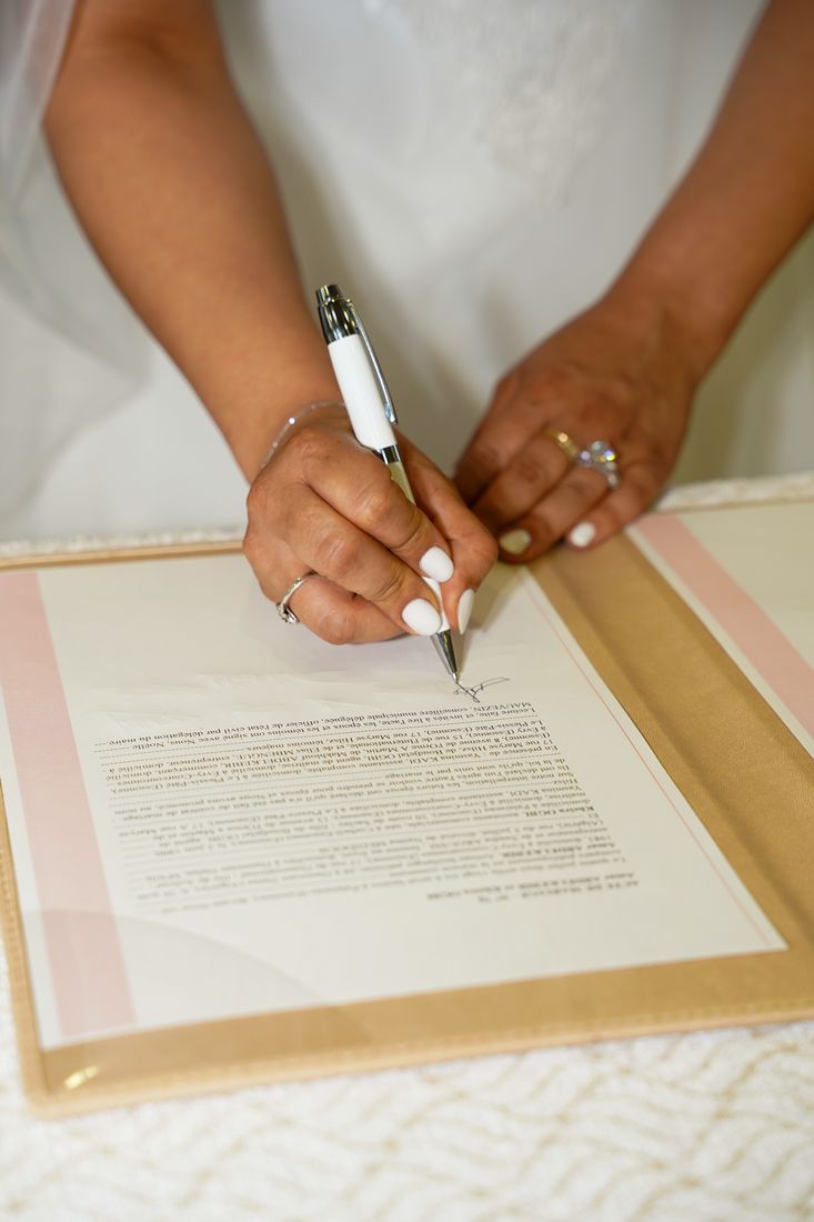 Détail des mains pendant la signature