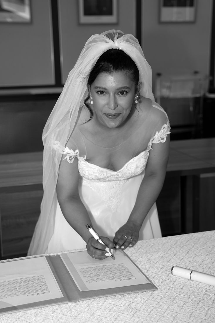 La mariée signe l'acte de mariage