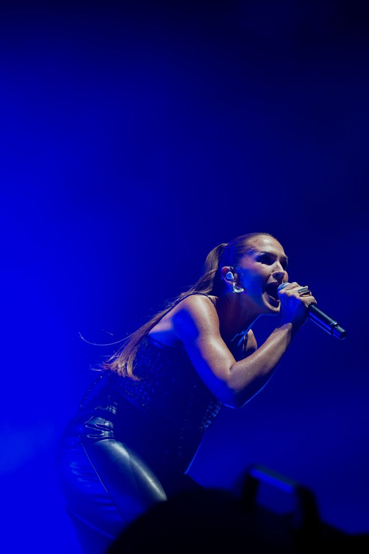 Chanteuse au micro sous lumière bleue