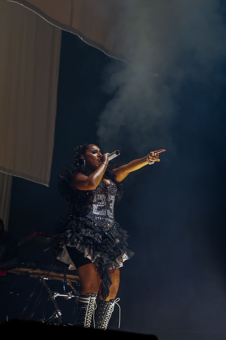 Chanteuse en robe à volants dans la fumée