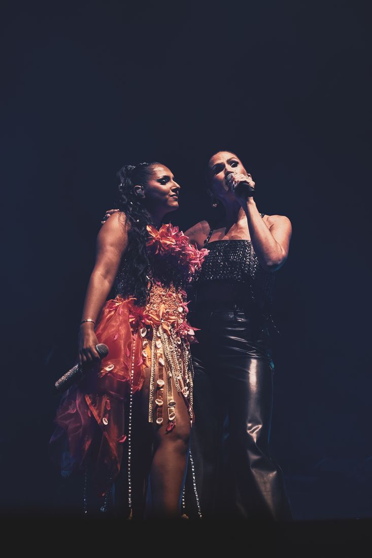 Duo de chanteuses sur scène