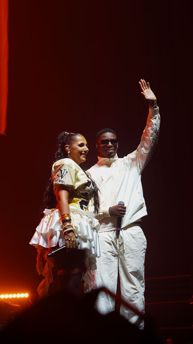 Deux artistes saluent le public