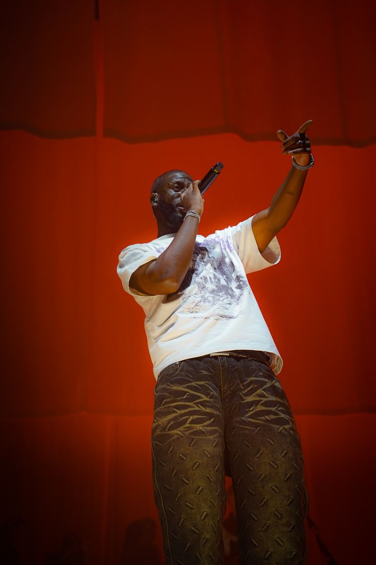 Rappeur sur scène, lumière rouge