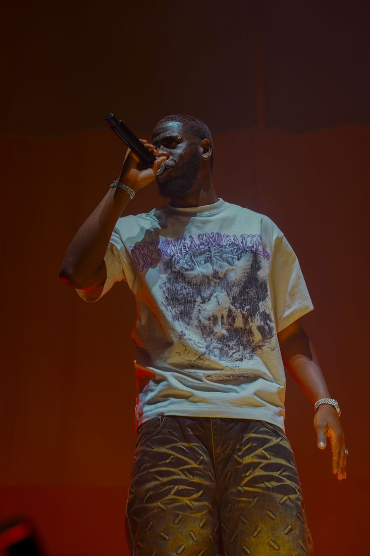 Rappeur au micro sur scène