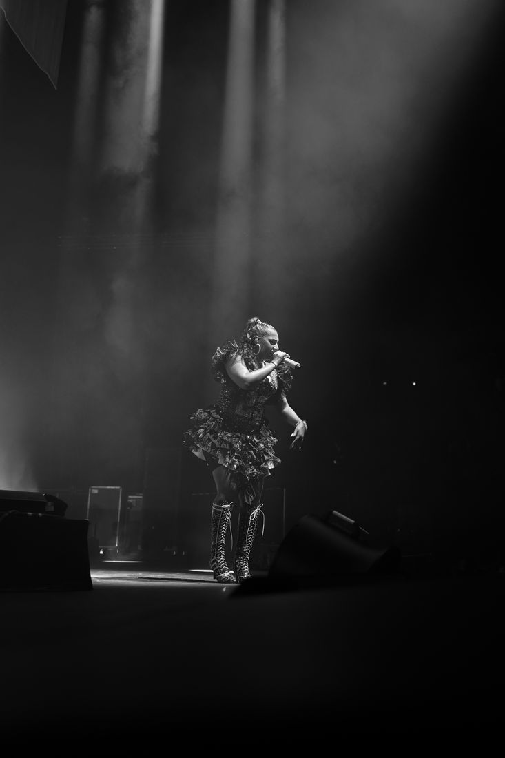 Chanteuse seule sous un faisceau de lumière, noir et blanc