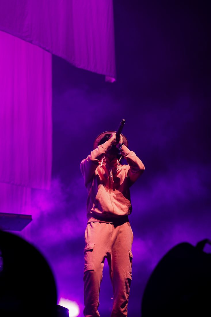 Rappeur sur scène dans la fumée violette