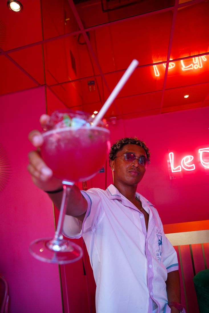 Portrait néon rose, cocktail