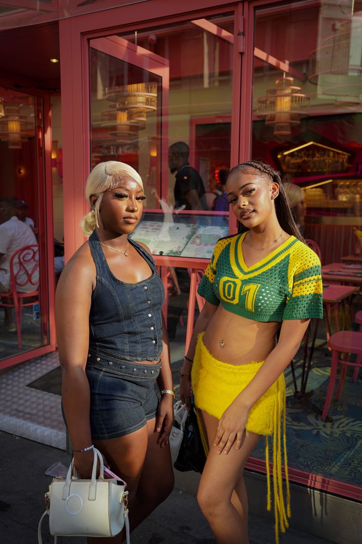 Portrait duo devant une terrasse