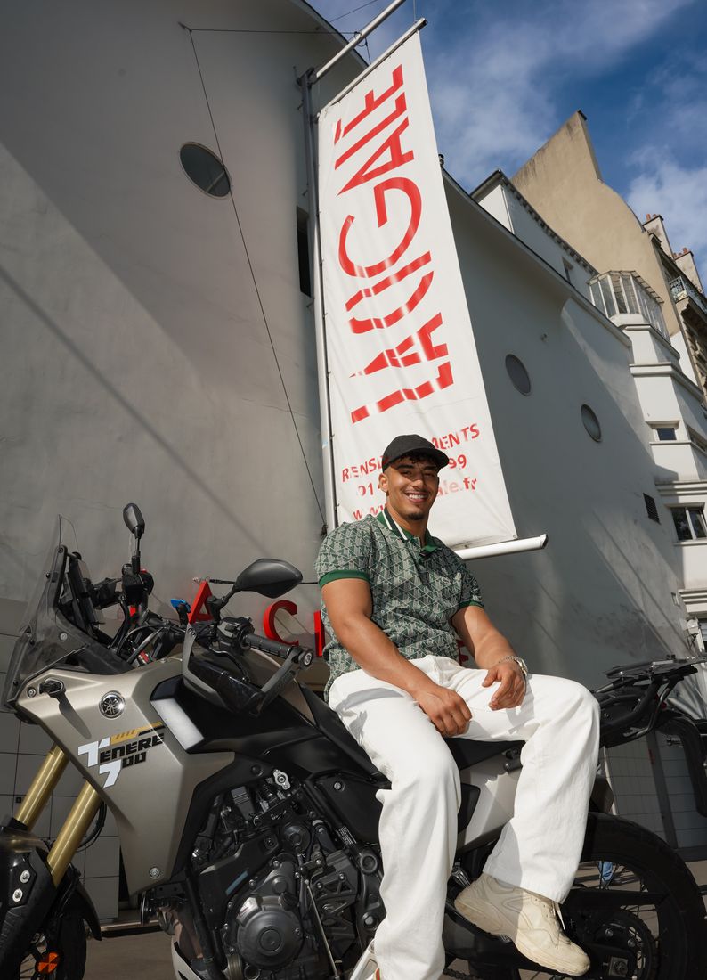Portrait sur moto devant La Cigale