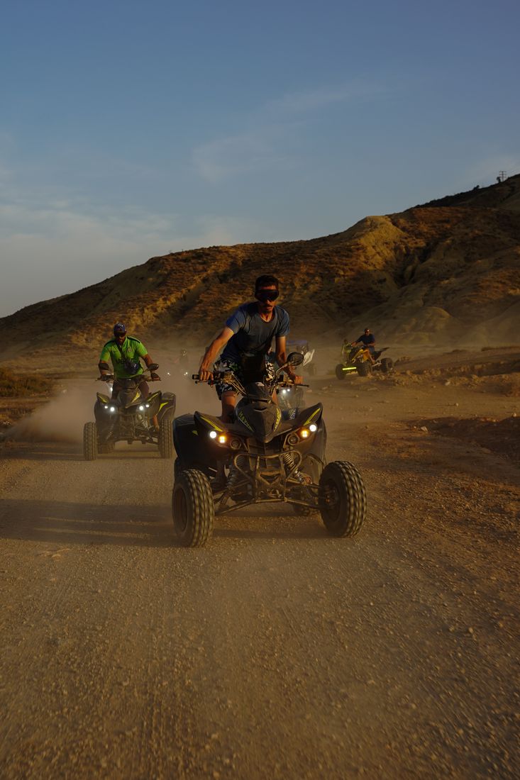Groupe de quads au coucher du soleil